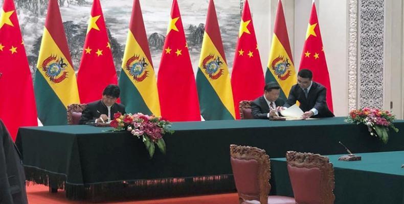 Evo Mirales y Xi Jinping en firma de acuerdos