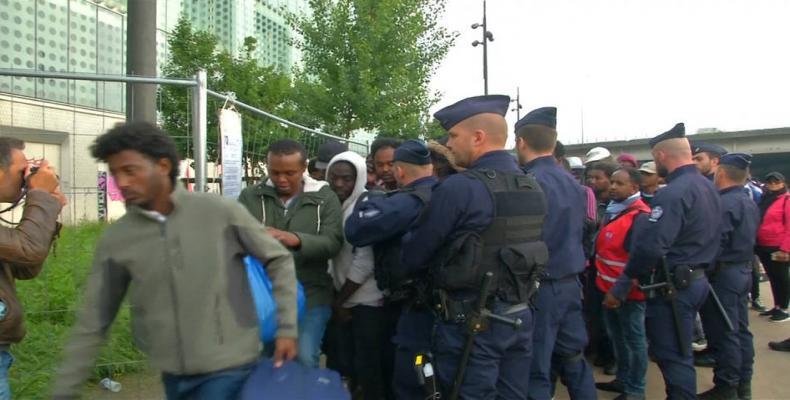  French police evict migrants in Paris.  Photo: AFP