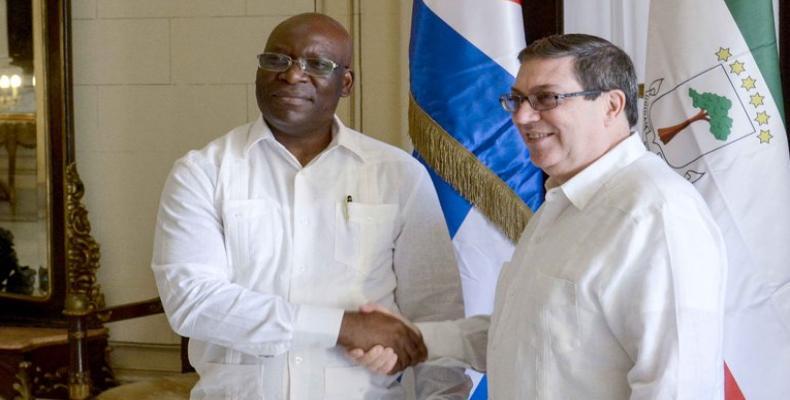 Simeón Oyono Esono Angué (I) junto a Bruno Rodríguez, en la sede del MINREX, en La Habana. Foto: Ariel Ley Royero