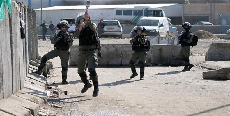 Israeli forces fire tear gas at journalists in West Bank.  Photo: Press TV