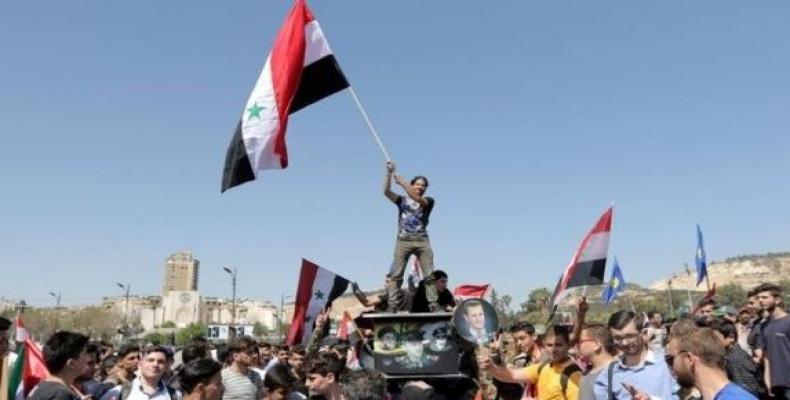 Pobladores sirios celebran victoria sobre terroristas