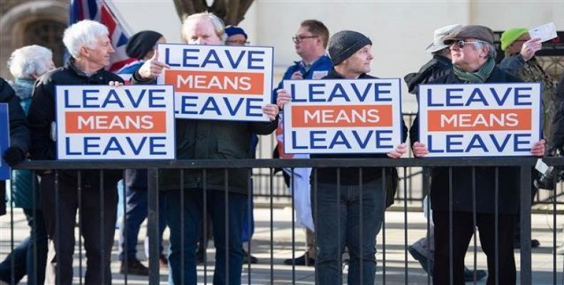 Activists hold up placards from the Leave Means Leave Pro-Brexit campaign group outside the Houses of Parliament in London on January 8, 2019.  Photo: AFP