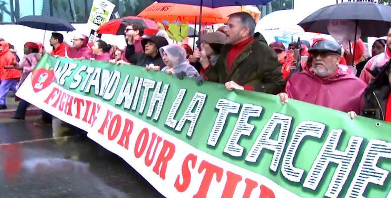 Over 30,000 Los Angeles teachers walk out in first strike in 30 years.  Photo: Democracy Now