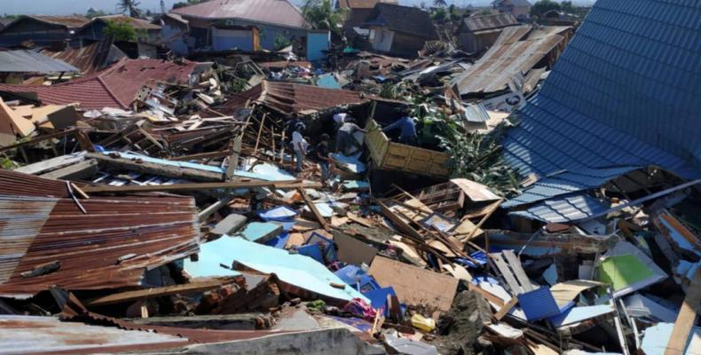 Indonesia tsunami death toll tops 2,000 with 5,000 still missing.  Photo: AP