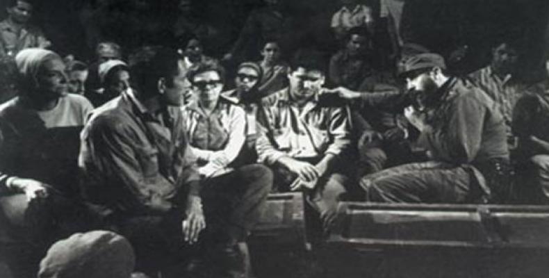 Fidel comparte con Corrieri y otros integrantes del Teatro Escambray