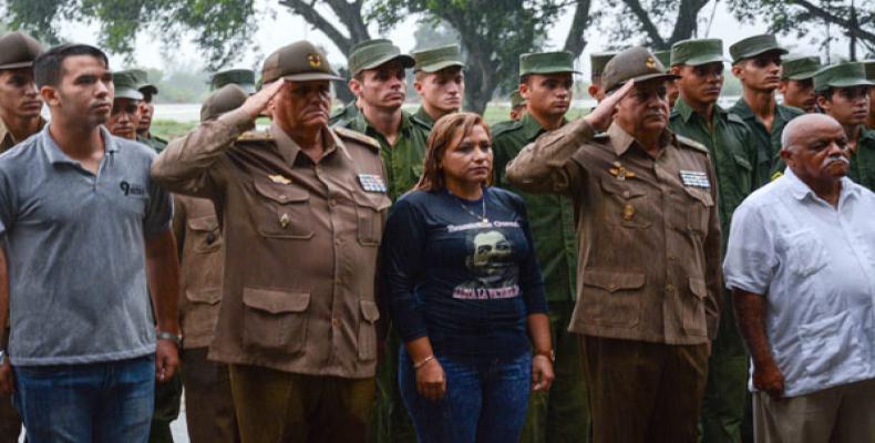 La ceremonia se realizó bajo la lluvia provocada por la Tormenta Tropical Michael, próxima a la región occidental de Cuba. Foto: Marcelino Vázquez