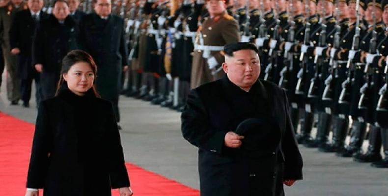 Kim y su esposa a su llegada a Beijing