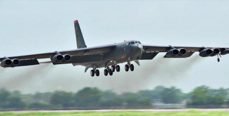 Momento en el que despega un bombardero estratégico estadounidense Boeing B-52H Stratofortress. Foto/ HispanTV.