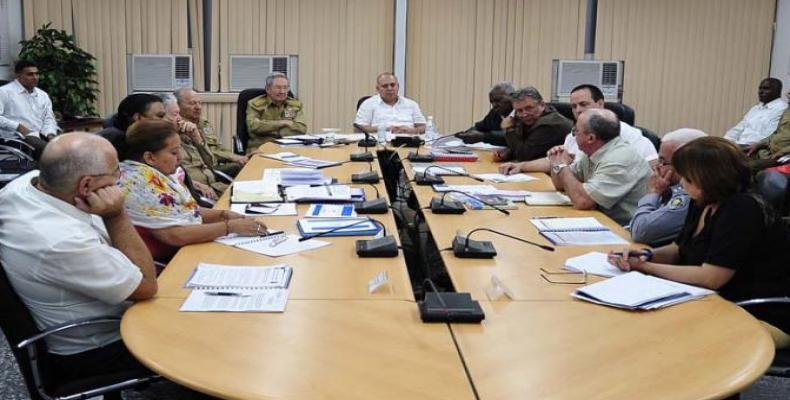 Raúl presidiendo reunión en la sede del Minsap