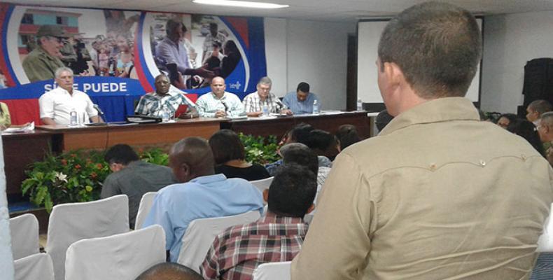 El mandatario cubano conoció que los agricultores pineros no renuncian a los compromisos con la alimentación del pueblo. Foto: Ana Esther Zulueta