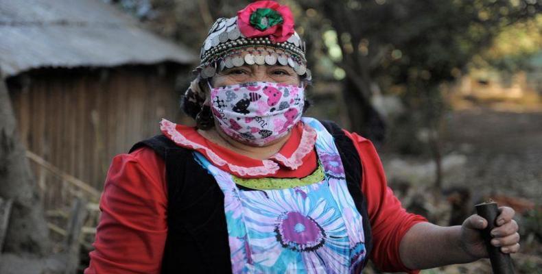 Indígena Mapuche usa mascarilla durante aislamiento de su comunidad por COVID-19. Huentelolén, Chile. 7/may/2020. REUTERS/José Luis Saavedra.