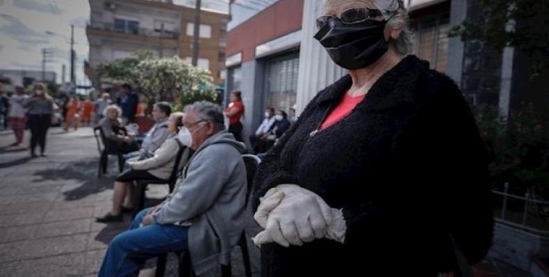Seniors line up to collect their retirement at a bank, San Justo, Buenos Aires province.  (Photo: EFE)