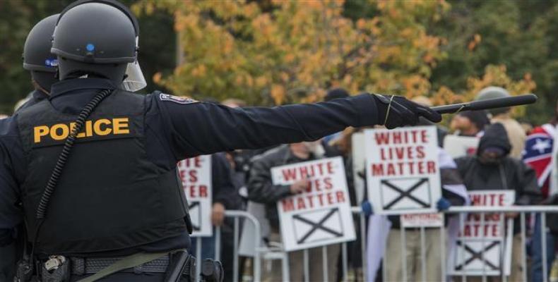 Police stand between protesters during a White Lives Matter rally in Shelbyville, Tennessee, October 28, 2017 (Photo by AFP)