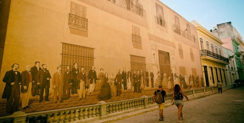 Mural de las Personalidades, en la calle Mercaderes. Homenaje a los ilustres del silgo XIX.