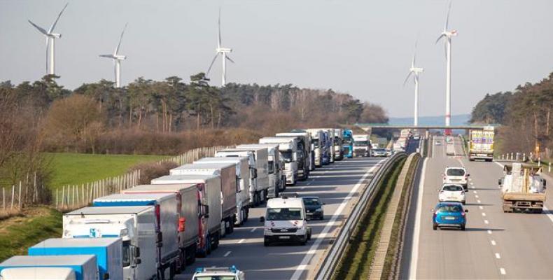 A 10 km queue of trucks stuck on the A12 motorway near the Polish-German border.  (Photo: AFP)