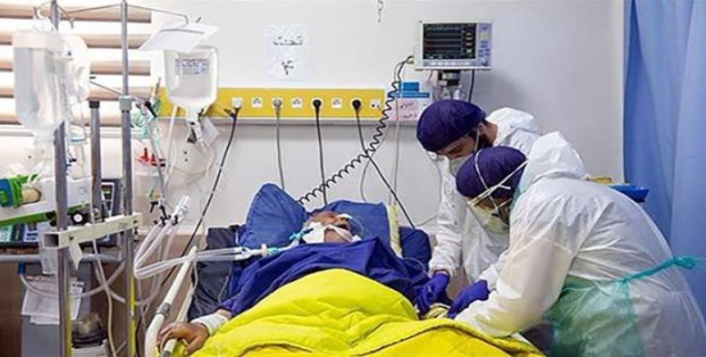 Iranian medics treat a patient infected with COVID-19 virus at a hospital. (Photo: Tasnim news agency)