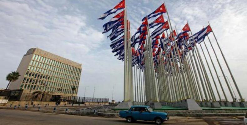 Los principales servicios consulares de la Embajada de Estados Unidos en La Habana permanecen paralizados. Foto/Diario Granma.