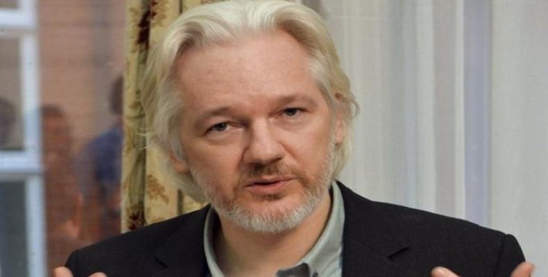 Julian Assange at Ecuadorian embassy in London (Photo: Reuters FILE)