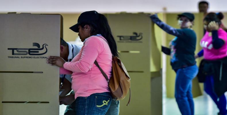 Personal del Tribunal Supremo Electoral de El Salvador instalan las mesas electorales en un centro de votación en San Salvador, 2 de febrero de 2019. Luis Acost