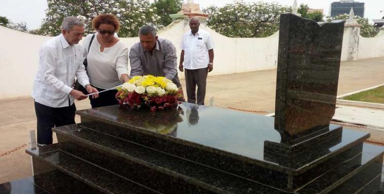Balaguer frente al sarcófago que guarda los restos del estadista angoleño. Fotos: PL