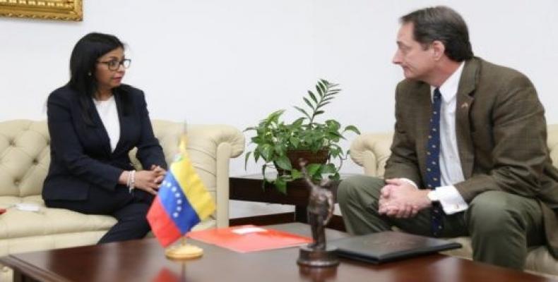 Delcy Rodríguez con encargado de negocios de EE.UU. en Venezuela. Foto:  Cancillería venezolana