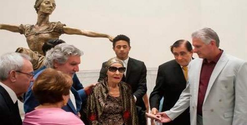Díaz-Canel (D) muestra admiración y respeto por la artista, durante la reinauguración del Gran Teatro de La Habana que lleva su nombre. Foto: Archivo