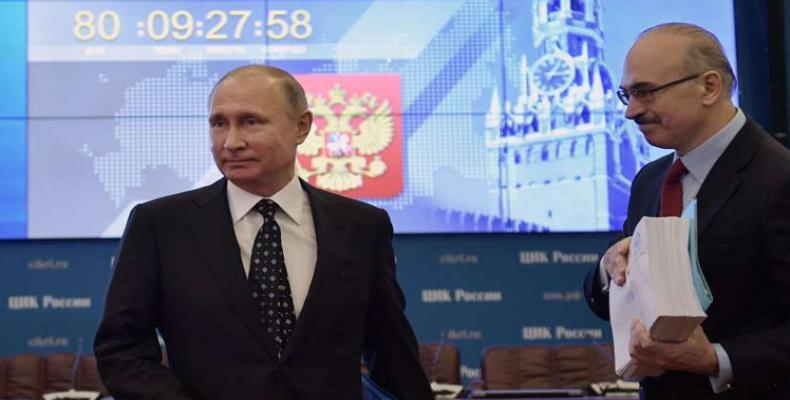 Vladimir Putin en la entrega de los documentos a la Comisión Central Electoral (CCE). Foto de PL.