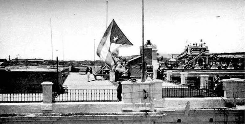 Momento en que es izada la bandera cubana, el 20 de mayo de 1902, en el edificio de los Capitanes Generales, en La Habana Vieja. Fotos: Archivo
