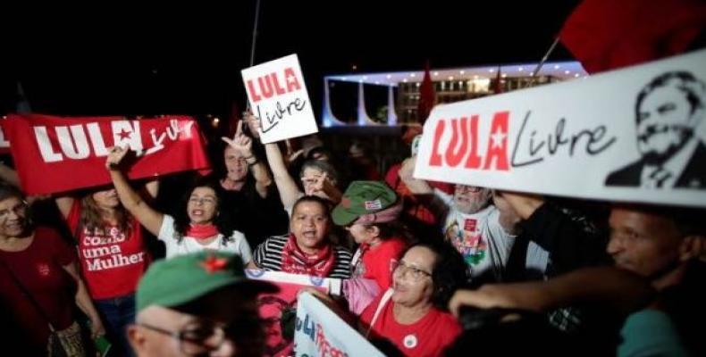 Supporters of Inacio Lula da Silva protest outside the Supreme Federal Court in Brasilia.   (Photo: Reuters)