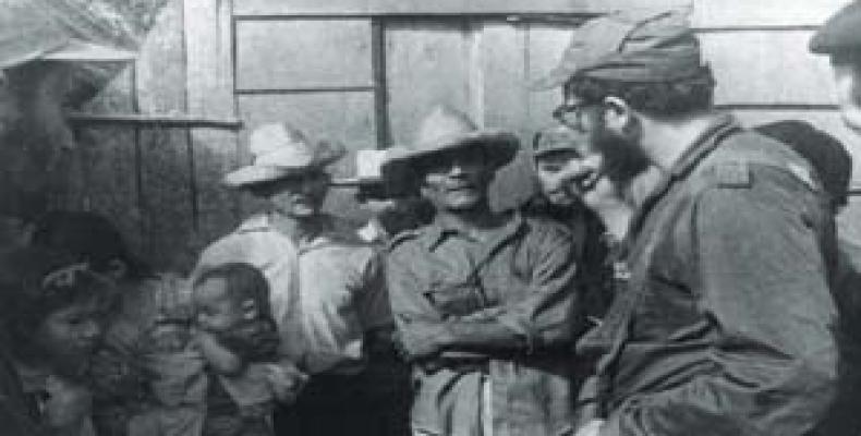 Fidel Castro (D) junto a campesinos en la Sierra Maestra. Foto: Radio Rebelde