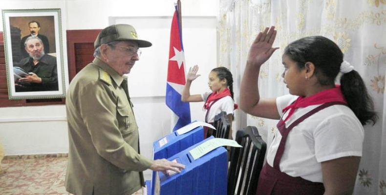 La  prezidento Raúl Castro voĉdonis en la municipo Segundo Frente