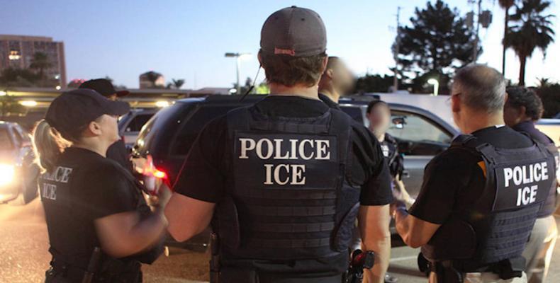 ICE agents arrest an undocumented immigrant.  Photo: AP