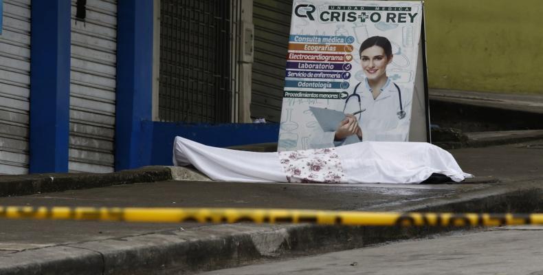 Un fallecido por coronavirus abandonado a las puertas de un centro médico de Guayaquil. / EFE / Diario Expreso
