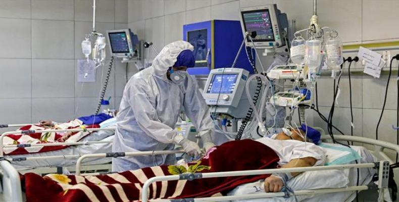 An Iranian medic treats a patient infected with the COVID-19 virus at a hospital in Tehran.  (Photo: AFP)