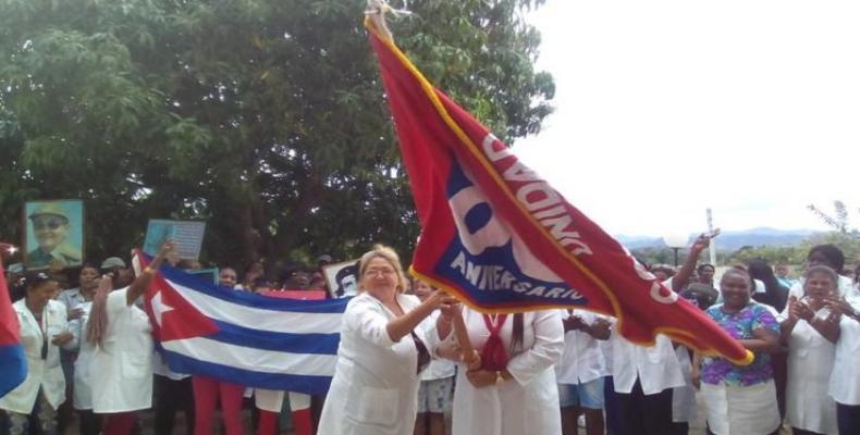 Procedente de Guantánamo, los trabajadores recibirán en el poblado de La Maya el estandarte obrero.Foto:Betty Beatón.