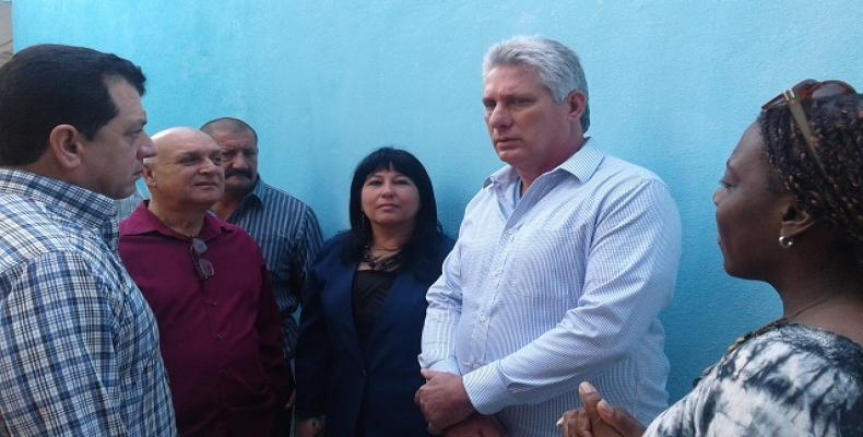 Miguel Díaz-Canel dialoga con dirigentes en Las Tunas. Foto tomada de Radio Reloj