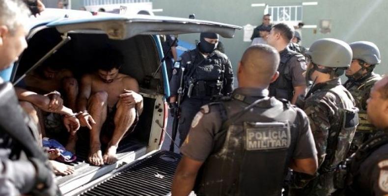 Brazilian Army soldiers arrest young men in Alemao slums complex in Rio de Janeiro, Brazil August 20, 2018.  Photo: Reuters