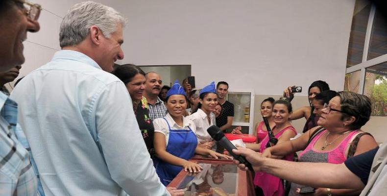 Díaz Canel en una unidad gastronómica. Foto:  Estudios Revolución