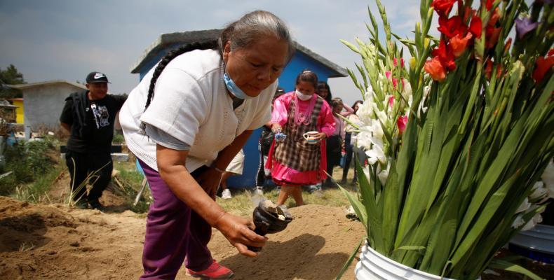 Una mujer ofrece un ritual a una víctima de coronavirus, San Antonio Pueblo Nuevo, 21 de mayo 2020.Gustavo Graf / Reuters