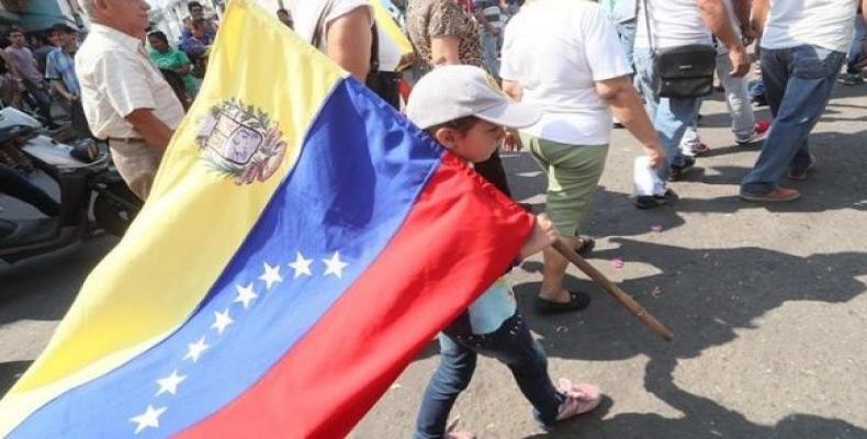 Demonstrators demanded Colombia respect the &quot;free self-determination of the Venezuelan people and their struggle to live in peace.&quot;   Photo: EFE