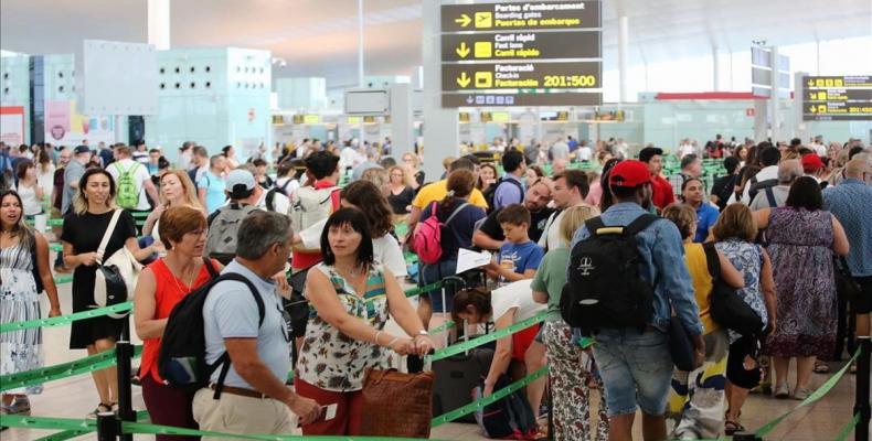 Pasajeros afectados por la huelga de los vigilantes en el aeropuerto barcelonés El Prat. (Foto:tomada de internet)