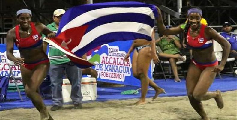 Leyla Martínez et Maylen Delis fêtent leur troisième victoire consécutive au circuit NORCECA de volley de plage. Photo NORCECA