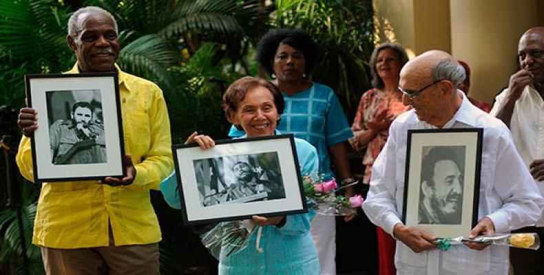 Condecorados. De izquierda a derecha, Danny Glover, Estela y Ernesto Bravo. Foto: @RogelioSierraD / Twitter