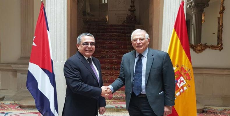 Viceministro primero de Relaciones Exteriores de Cuba, Marcelino Medina González y el el canciller español, Josep Borrell.(Foto:PL)