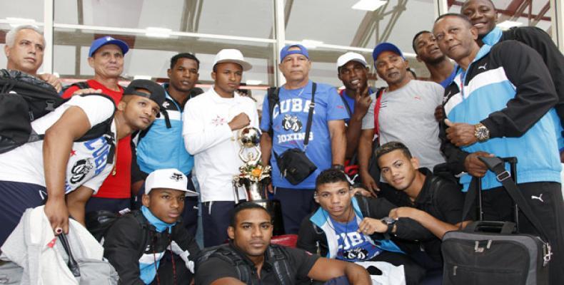 Les Dompteurs de Cuba à l'aéroport de La Havane. Lazaro Alvarez tient le trophée de la 6e Série Mondiale de Boxe.