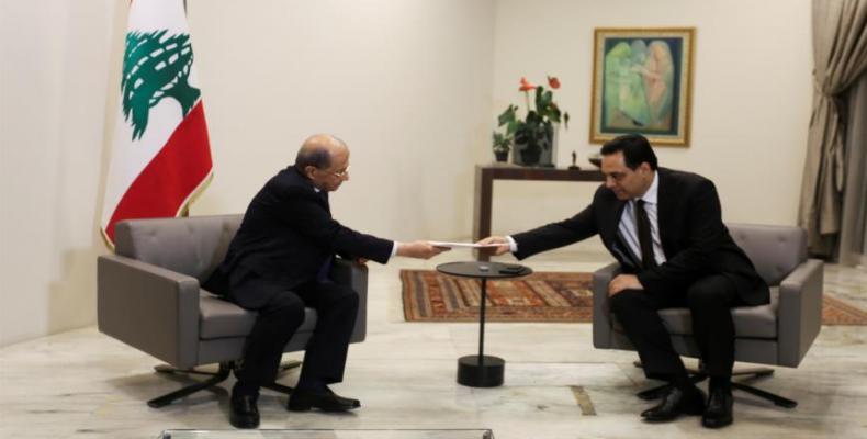 El primer ministro de El Líbano, Hasan Diab (D), presenta su renuncia al presidente Michel Aoun. (Foto: Reuters)
