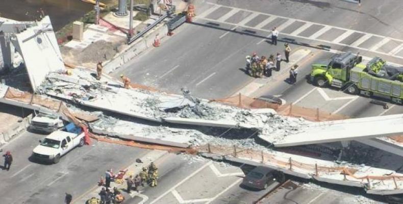 El puente, de 950 toneladas, debía mejorar la comunicación peatonal de la Universidad Internacional de la Florida. Foto: Reuters