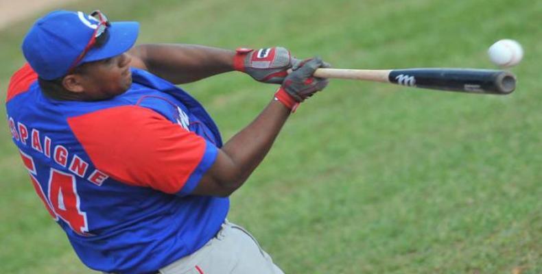 Alfredo Despaigne bateando