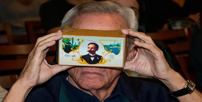 Eusebio Leal Spengler, Historiador de la Ciudad de La Habana, observa el documental Nuestro Martí, hecho en realidad virtual por Google y la Oficina homónima, e