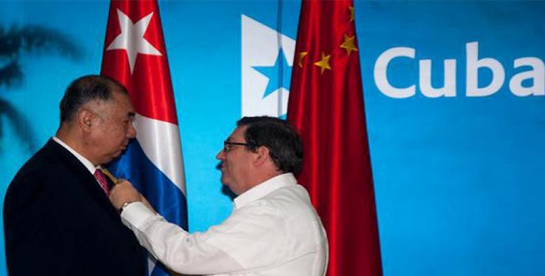 Bruno Rodríguez (D) condecora a Zhang Tuo (I) en La Habana. Foto: Diana Inés Rodríguez/ ACN